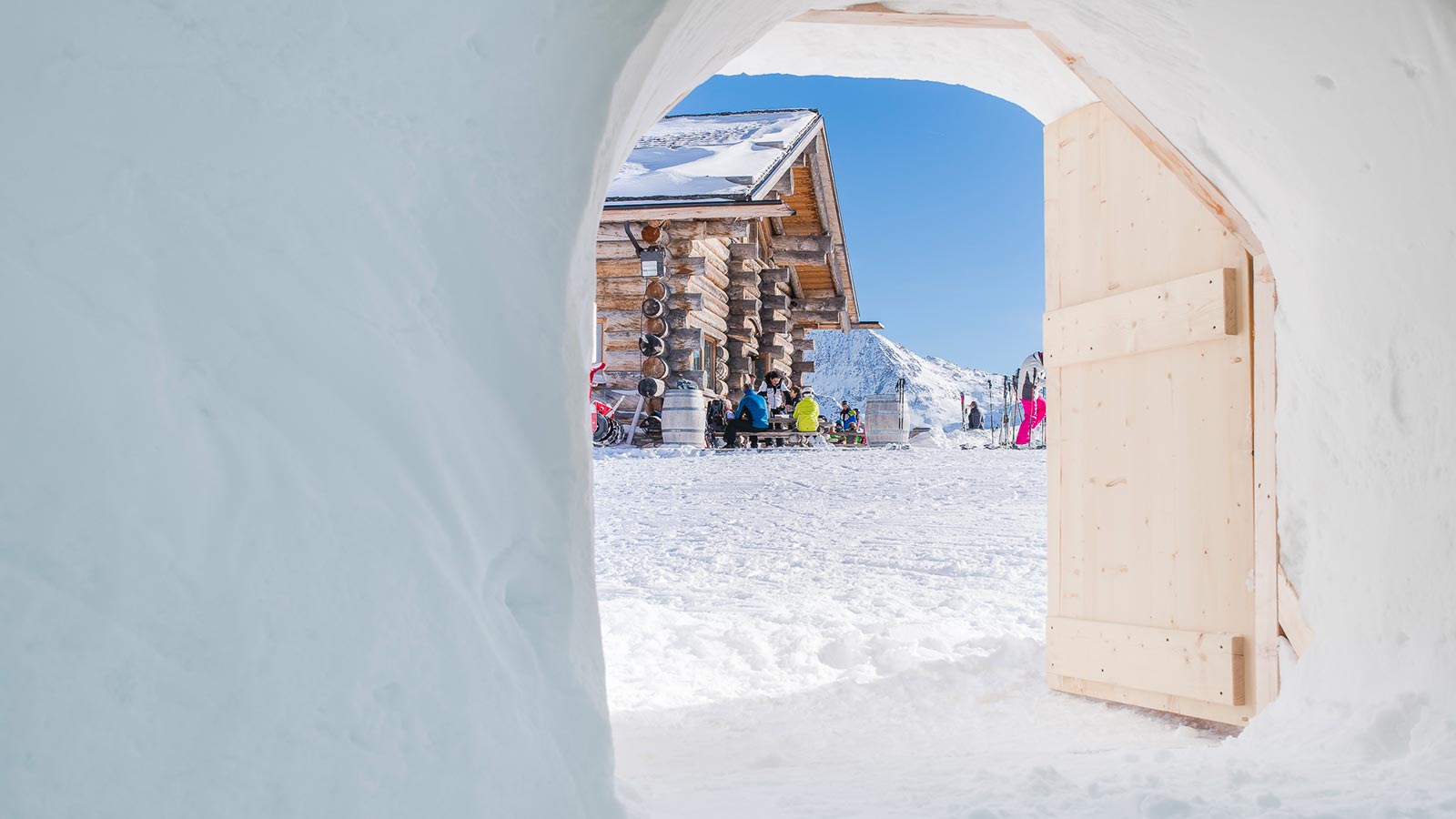 Scorcio da un turista che ha scelto di godersi l'after ski in un igloo