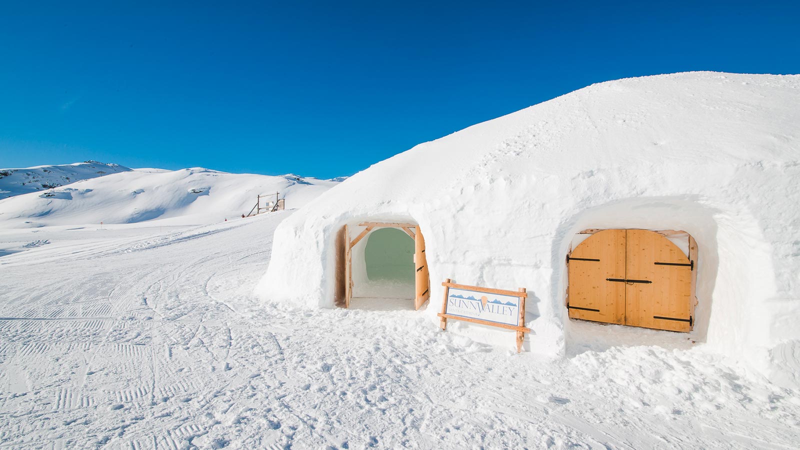Sleep in an igloo surrounded by a wonderful landscape